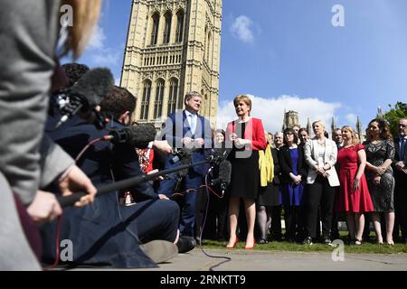 (170420) -- LONDON, 20. April 2017 -- die Vorsitzende der Scottish National Party (SNP) und die erste schottische Ministerin Nicola Sturgeon (R, Front) spricht am 19. April 2017 vor dem Parlament mit dem stellvertretenden SNP-Vorsitzenden Angus Robertson in London. Parlamentsabgeordnete im britischen Unterhaus unterstützten am Mittwoch den Aufruf von Premierministerin Theresa May zu einer schnellen Parlamentswahl am 8. Juni. GROSSBRITANNIEN-LONDON-WAHL TimxIreland PUBLICATIONxNOTxINxCHN London 20. April 2017 Schottische Nationalpartei SNP-Führer und Schottische erste Minister Nicola Sturgeon r Front spricht außerhalb der Ho Stockfoto