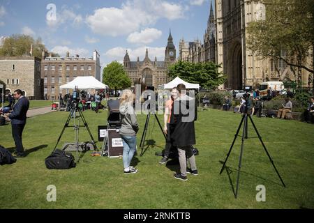 (170420) -- LONDON, 20. April 2017 -- Media Gathering on College Green outside the Houses of Parliament in London, Großbritannien, am 19. April 2017. Parlamentsabgeordnete im britischen Unterhaus unterstützten am Mittwoch den Aufruf von Premierministerin Theresa May zu einer schnellen Parlamentswahl am 8. Juni. GROSSBRITANNIEN-LONDON-ELECTION TimxIreland PUBLICATIONxNOTxINxCHN London April 20 2017 Medienversammlung AM College Green vor den Häusern des Parlaments in London Großbritannien AM 19. April 2017 gaben Parlamentsabgeordnete im britischen Unterhaus der Premierministerin Theresa May S Cal ihre Unterstützung Stockfoto