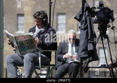 (170420) -- LONDON, 20. April 2017 -- Media Gathering on College Green outside the Houses of Parliament in London, Großbritannien, am 19. April 2017. Parlamentsabgeordnete im britischen Unterhaus unterstützten am Mittwoch den Aufruf von Premierministerin Theresa May zu einer schnellen Parlamentswahl am 8. Juni. GROSSBRITANNIEN-LONDON-ELECTION TimxIreland PUBLICATIONxNOTxINxCHN London April 20 2017 Medienversammlung AM College Green vor den Häusern des Parlaments in London Großbritannien AM 19. April 2017 gaben Parlamentsabgeordnete im britischen Unterhaus der Premierministerin Theresa May S Cal ihre Unterstützung Stockfoto