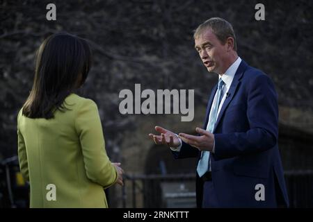 (170420) -- LONDON, 20. April 2017 -- der Führer der Liberaldemokraten Tim Farron (R) spricht am 19. April 2017 mit Medien außerhalb des House of Parliament in London, Großbritannien. Parlamentsabgeordnete im britischen Unterhaus unterstützten am Mittwoch den Aufruf von Premierministerin Theresa May zu einer schnellen Parlamentswahl am 8. Juni. GROSSBRITANNIEN-LONDON-WAHL TimxIreland PUBLICATIONxNOTxINxCHN London 20. April 2017 der Führer der Liberaldemokraten Tim Farron r spricht mit den Medien außerhalb der Houses of Parliament in London Großbritannien AM 19. April 2017 Parlamentsabgeordnete im britischen House of Commo Stockfoto