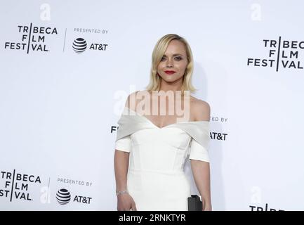 (170420) -- NEW YORK, 20. April 2017 -- Schauspielerin Christina Ricci nimmt am Eröffnungsabend des Tribeca Film Festivals 2017 und der Weltpremiere von Clive Davis: The Soundtrack of Our Lives in New York, USA, am 19. April 2017 Teil. Das 16. Jährliche Tribeca Film Festival eröffnete hier am Mittwochabend und brachte eine Vielzahl von Filmen, TV-Veranstaltungen, Virtual-Reality-Installationen und Musikstücken nach New York. ) (Djj) U.S.-NEW YORK-TRIBECA FILM FESTIVAL-OPEN WangxYing PUBLICATIONxNOTxINxCHN New York 20. April 2017 Schauspielerin Christina Ricci nimmt an der Eröffnungsnacht des Tribeca Film Festivals 2017 und T Teil Stockfoto