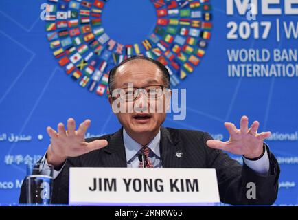 (170420) -- WASHINGTON, 20. April 2017 -- Weltbankpräsident Jim Yong Kim spricht auf der Eröffnungspressekonferenz der Frühjahrstagungen der Weltbank und des Internationalen Währungsfonds (IWF) 2017 in Washington D.C., der Hauptstadt der Vereinigten Staaten, am 20. April 2017. China ist nach wie vor offen für den Handel, da das Land Millionen von Menschen aus der Armut befreit hat, indem es sich immer mehr für den Handel einsetzt, sagte Weltbankpräsident Jim Yong Kim am Donnerstag. ) US-WASHINGTON D.C.-WORLD BANK-PRESIDENT-PRESS CONFERENCE BaoxDandan PUBLICATIONxNOTxINxCHN Washington 20. April 2017 Weltbankpräsident Jim Yong Stockfoto