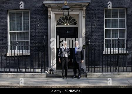 (170420) -- LONDON, 20. April 2017 -- die britische Premierministerin Theresa May (L) trifft sich am 20. April 2017 mit dem Präsidenten des Europäischen Parlaments Antonio Tajani in der Downing Street 10 in London. )(rh) GROSSBRITANNIEN-LONDON-EU-TREFFEN TimxIreland PUBLICATIONxNOTxINxCHN London 20. April 2017 britische Premierminister Theresa May l trifft mit dem Präsidenten des Europäischen Parlaments Antonio Tajani in DER Downing Street 10 in London Großbritannien AM 20. April 2017 RH Großbritannien London EU-Treffen TimxIreland PUBLICATIONxNOTxINxCHN Stockfoto