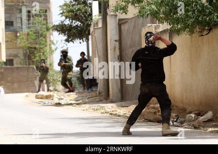 (170421) - NABLUS, 21. April 2017 -- Ein palästinensischer Demonstrant schleudert einen Stein auf israelische Soldaten während der Zusammenstöße nach einem Protest gegen die Ausdehnung jüdischer Siedlungen im Dorf Kufr Qadoom in der Nähe der Westbank-Stadt Nablus, am 21. April 2017. ) MIDEAST-NABLUS-ZUSAMMENSTÖSSE NidalxEshtayeh PUBLICATIONxNOTxINxCHN NABLUS 21. April 2017 ein PALÄSTINENSISCHER Demonstrant schleudert einen Stein AUF israelische Soldaten während Zusammenstößen nach einem Protest gegen die Ausweitung jüdischer Siedlungen im Dorf Kufr Qadoom in der Nähe der WESTBANK-Stadt Nablus AM 21. April 2017 traf Mideast Nablus AUF NidalxEBLATNNNNNNNNNNNNNNNNNNNNNNICxESCHIxTayeh Stockfoto