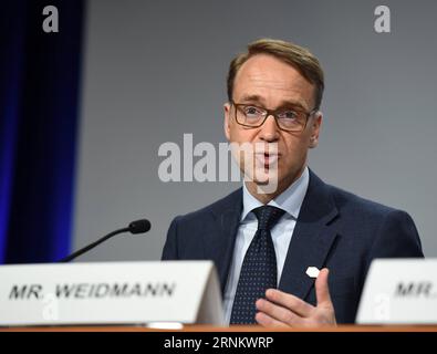 (170422) -- WASHINGTON D.C., 22. April 2017 -- Jens Weidmann, Präsident der deutschen Zentralbank, spricht beim Pressebriefing der G20-Präsidentschaft während des Frühjahrstages des IWF/der Weltbank 2017 in Washington D.C., der Hauptstadt der Vereinigten Staaten, am 21. April 2017. Die Finanzminister der Gruppe der 20 führenden Volkswirtschaften haben einen breiten Konsens darüber erzielt, dass Freihandel und offene Märkte besser für die Förderung des globalen Wirtschaftswachstums geeignet sind, so deutsche hochrangige Beamte am Freitag. ) (Zxj) US-WASHINGTON D.C.-G20-FREE TRADE-OPEN MARKETS-PRESS BRIEFING BaoxDandan PUBLICATIONxNOTxINxCHN Washington D C April 22 2017 je Stockfoto