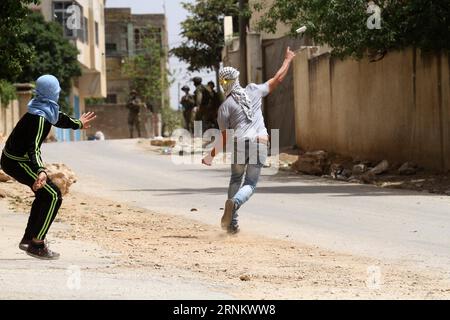 (170421) - NABLUS, 21. April 2017 - palästinensische Demonstranten schleudern Steine auf israelische Soldaten während der Zusammenstöße nach einem Protest gegen die Ausdehnung jüdischer Siedlungen im Dorf Kufr Qadoom in der Nähe der Westjordanland-Stadt Nablus, am 21. April 2017. ) MIDEAST-NABLUS-ZUSAMMENSTÖSSE NidalxEshtayeh PUBLICATIONxNOTxINxCHN NABLUS 21. April 2017 PALÄSTINENSISCHE Demonstranten schleudern Steine AUF israelische Soldaten während der Zusammenstöße nach einem Protest gegen die Ausweitung jüdischer Siedlungen im Dorf Kufr Qadoom in der Nähe der WESTBANK-Stadt Nablus AM 21. April 2017 stieß Mideast Nablus AUF NidalxEshtayxNUxNCHIxN Stockfoto