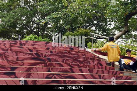 (170422) -- HONG KONG, 22. April 2017 -- Mitarbeiter schmücken Stufen im Tuen Mun Park in Hong Kong, Südchina, 21. April 2017. Anlässlich des 20. Jahrestages der Gründung der Sonderverwaltungsregion Hongkong wurden Schritte an 20 verschiedenen Orten kürzlich mit Bildern von Blumen in Hongkong dekoriert. ) (zhs) CHINA-HONG KONG-ART-STEPS (CN) LiuxYun PUBLICATIONxNOTxINxCHN Hong KONG 22. April 2017 Mitarbeiter schmücken Steps IM Tuen Mun Park in Hong Kong South China AM 21. April 2017, um den 20. Jahrestag der Einrichtung des Sonderverwaltungsorgans Hongkong zu feiern Stockfoto