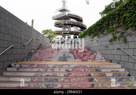 (170422) -- HONG KONG, 22. April 2017 -- geschmückte Stufen im Tai Po Waterfront Park sind in Hong Kong, Südchina, 22. April 2017 zu sehen. Anlässlich des 20. Jahrestages der Gründung der Sonderverwaltungsregion Hongkong wurden Schritte an 20 verschiedenen Orten kürzlich mit Bildern von Blumen in Hongkong dekoriert. ) (zhs) CHINA-HONG KONG-ART-STEPS (CN) LiuxYun PUBLICATIONxNOTxINxCHN Hong KONG 22. April 2017 geschmückte Treppen IM Tai Po Waterfront Park sind Seen in Hong Kong South China 22. April 2017, um den 20. Jahrestag der Einrichtung der Sonderwerbung für Hongkong zu feiern Stockfoto