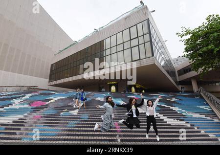 (170422) -- HONG KONG, 22. April 2017 -- Touristen posieren für Fotos auf dekorierten Stufen im Hong Kong Culture Center in Hong Kong, Südchina, 22. April 2017. Anlässlich des 20. Jahrestages der Gründung der Sonderverwaltungsregion Hongkong wurden Schritte an 20 verschiedenen Orten kürzlich mit Bildern von Blumen in Hongkong dekoriert. ) (zhs) CHINA-HONG KONG-ART-STEPS (CN) LiuxYun PUBLICATIONxNOTxINxCHN Hong KONG 22. April 2017 Touristen posieren für Fotos AUF dekorierten Stufen im Hong Kong Culture Center in Hong Kong South China 22. April 2017, um den 20. Jahrestag der zu feiern Stockfoto