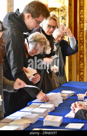 (170423) -- PARIS, 23. April 2017 -- die Wähler bereiten sich darauf vor, ihre Stimmzettel während der französischen Präsidentschaftswahl in Paris, Frankreich, am 23. April 2017 abzugeben. Millionen von französischen Wählern begannen in der ersten Runde der Präsidentschaftswahl am Sonntagmorgen in einer Atmosphäre der Unsicherheit ihre Stimmzettel abzugeben. ) (zw) FRANKREICH-PRÄSIDENTSCHAFTSWAHL-ERSTE RUNDE LixGenxing PUBLICATIONxNOTxINxCHN Paris 23. April 2017 Wähler bereiten sich auf die Abgabe ihrer Stimmzettel vor während der französischen PRÄSIDENTSCHAFTSWAHL in Paris Frankreich 23. April 2017 Millionen von französischen Wählern begannen mit der Abgabe ihrer Stimmzettel in der ersten Runde des Präsidenten Stockfoto