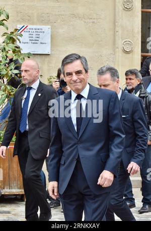 (170423) -- PARIS, 23. April 2017 -- Francois Fillon (C), der Präsidentschaftskandidat der Republikaner (Les Republicans), verlässt den Wahlgang, nachdem er während der französischen Präsidentschaftswahl am 23. April 2017 in Paris seine Stimme abgegeben hat. Millionen von französischen Wählern begannen in der ersten Runde der Präsidentschaftswahl am Sonntagmorgen in einer Atmosphäre der Unsicherheit ihre Stimmzettel abzugeben. ) (zw) FRANKREICH-PRÄSIDENTSCHAFTSWAHL-ERSTE RUNDE LixGenxing PUBLICATIONxNOTxINxCHN Paris 23. April 2017 Francois Fillon C die Republikaner die Partei Les Republicans der Präsidentschaftskandidat verlässt nach h Stockfoto