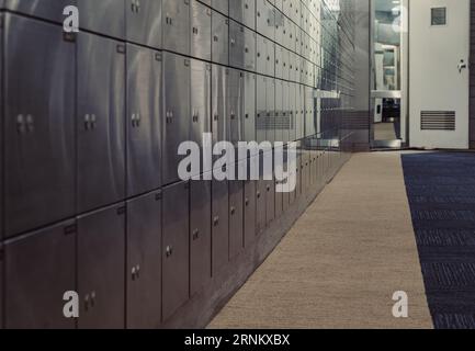 Bangkok, Thailand - 31. August 2023 - Safes im Tresor mit geschlossenen Stahltüren. Schließfächer aus Metall, Platz für Text, selektiver Fokus Stockfoto