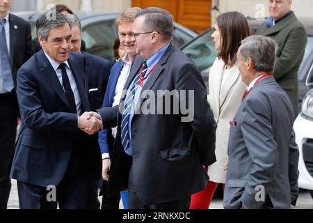 (170423) -- PARIS, 23. April 2017 -- Francois Fillon (L), der Präsidentschaftskandidat der Republikaner (Les Republicans), kommt zu seiner Wahl während der französischen Präsidentschaftswahl am 23. April 2017 in Paris. Millionen von französischen Wählern begannen in der ersten Runde der Präsidentschaftswahl am Sonntagmorgen in einer Atmosphäre der Unsicherheit ihre Stimmzettel abzugeben. ) (zw) FRANKREICH-PRÄSIDENTSCHAFTSWAHL-ERSTE RUNDE NicolasxZeitoun PUBLICATIONxNOTxINxCHN Paris 23. April 2017 Francois Fillon l die Republikaner die Partei der Republikaner die Präsidentschaftskandidatin kommt zu Cast seine Stimme während der Stockfoto