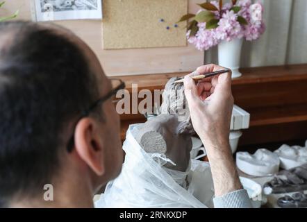 (170423) -- MEISSEN, 23. April 2017 -- Ein Werkstab schnitzt den Tonkörper eines Porzellans in der Porzellanmanufaktur Meissen in Meissen. )(rh) GERMANY-MEISSEN-PORZELLAN ShanxYuqi PUBLICATIONxNOTxINxCHN MEISSEN 23. April 2017 ein Mitarbeiter schnitzt den Lehmkörper eines Porzellans BEI DER Porzellanmanufaktur Meissen in Meissen Deutschland RH Germany Meissen Porzellan PUBLICATIONxNOTxINxCHN Stockfoto