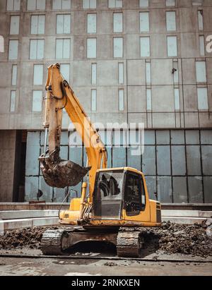 Bangkok, Thailand - 31. August 2023 - Ein Baubagger von gelber Farbe steht vor der Baustelle. Grader und Bagger Stockfoto