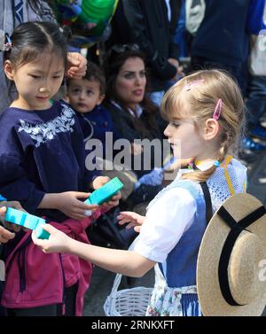 (170423) -- ZÜRICH, 23. April 2017 -- Ein Mädchen verteilt Süßigkeiten an das Publikum bei der Frühlingsfestparade zum Winterende in Zürich, Schweiz, 23. April 2017. Das zweitägige Frühlingsfest Zürich, das größte seiner Art im Land, hat eine Geschichte von mehr als 600 Jahren. ) SCHWEIZ-ZÜRICH-FRÜHLINGSFESTPARADE XuxJinquan PUBLICATIONxNOTxINxCHN Zürich 23. April 2017 ein Mädchen verteilt Candies an das Publikum in der Frühlingsfestparade zum Ende des Winters in Zürich Schweiz 23. April 2017 das 2-tägige Frühlingsfest von Zürich das größte seiner Kinder in der Coun Stockfoto