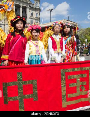 (170423) -- ZÜRICH, 23. April 2017 -- Chinesische Kinder aus Übersee nehmen an der Frühlingsfestparade zum Winterende in Zürich, Schweiz, am 23. April 2017 Teil. Das zweitägige Frühlingsfest Zürich, das größte seiner Art im Land, hat eine Geschichte von mehr als 600 Jahren. ) SCHWEIZ-ZÜRICH-FRÜHLINGSFESTPARADE XuxJinquan PUBLICATIONxNOTxINxCHN Zürich 23. April 2017 Chinesische Kinder aus Übersee nehmen an der Frühlingsfestparade zum Ende des Winters in Zürich Teil Schweiz 23. April 2017 das 2-tägige Frühlingsfest von Zürich das größte Kind des Landes hat einen Hist Stockfoto