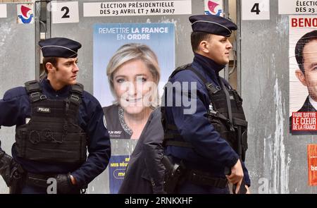 (170423) -- PARIS, 23. April 2017 -- Polizei-Standwächter während der französischen Präsidentschaftswahl in Paris, Frankreich, 23. April 2017. Millionen von französischen Wählern begannen in der ersten Runde der Präsidentschaftswahl am Sonntagmorgen in einer Atmosphäre der Unsicherheit ihre Stimmzettel abzugeben. ) (zw) FRANKREICH-PRÄSIDENTSCHAFTSWAHL-ERSTE RUNDE LixGenxing PUBLICATIONxNOTxINxCHN Paris 23. April 2017 Polizei-Standwache während der französischen PRÄSIDENTSCHAFTSWAHL in Paris am 23. April 2017 fingen Millionen französische Wähler an, ihre Stimmzettel in der ersten Runde der PRÄSIDENTSCHAFTSWAHL am Sonntag morgen zu geben Stockfoto