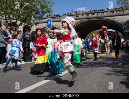 (170423) -- ZÜRICH, 23. April 2017 -- Chinesische Kinder aus Übersee nehmen an der Frühlingsfestparade zum Winterende in Zürich, Schweiz, am 23. April 2017 Teil. Das zweitägige Frühlingsfest Zürich, das größte seiner Art im Land, hat eine Geschichte von mehr als 600 Jahren. ) SCHWEIZ-ZÜRICH-FRÜHLINGSFESTPARADE XuxJinquan PUBLICATIONxNOTxINxCHN Zürich 23. April 2017 Chinesische Kinder aus Übersee nehmen an der Frühlingsfestparade zum Ende des Winters in Zürich Teil Schweiz 23. April 2017 das 2-tägige Frühlingsfest von Zürich das größte Kind des Landes hat einen Hist Stockfoto