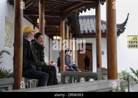 (170423) -- NEW YORK, 23. April 2017 -- Besucher ruhen sich im Zickzack-Korridor am Astor Court im Metropolitan Museum of Art in New York, USA, 21. April 2017 aus. Das Astor Court oder Ming Xuan wurde nach dem Vorbild eines Innenhofes im Garten des Meisters der Fischernetze, auf Chinesisch Wang Shi Yuan, in der chinesischen Stadt Suzhou von einem Team von 26 chinesischen Handwerkern fertiggestellt und 1981 der Öffentlichkeit zugänglich gemacht. Es ist der erste ständige kulturelle Austausch zwischen den Vereinigten Staaten und China. Obwohl der Hof nur eine Fläche von etwa 400 Quadratmetern einnimmt, verkörpert er die Quintessenz von Suzhou gard Stockfoto