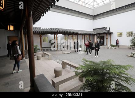 (170423) -- NEW YORK, 23. April 2017 -- Menschen besuchen den Astor Court im Metropolitan Museum of Art in New York, USA, 21. April 2017. Das Astor Court oder Ming Xuan wurde nach dem Vorbild eines Innenhofes im Garten des Meisters der Fischernetze, auf Chinesisch Wang Shi Yuan, in der chinesischen Stadt Suzhou von einem Team von 26 chinesischen Handwerkern fertiggestellt und 1981 der Öffentlichkeit zugänglich gemacht. Es ist der erste ständige kulturelle Austausch zwischen den Vereinigten Staaten und China. Obwohl der Hof nur eine Fläche von etwa 400 Quadratmetern einnimmt, stellte er die Quintessenz der Suzhou-Gärten aus Zickzack-Korridoren dar Stockfoto