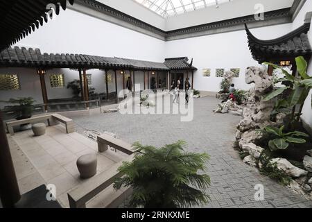 (170423) -- NEW YORK, 23. April 2017 -- Menschen besuchen den Astor Court im Metropolitan Museum of Art in New York, USA, 21. April 2017. Das Astor Court oder Ming Xuan wurde nach dem Vorbild eines Innenhofes im Garten des Meisters der Fischernetze, auf Chinesisch Wang Shi Yuan, in der chinesischen Stadt Suzhou von einem Team von 26 chinesischen Handwerkern fertiggestellt und 1981 der Öffentlichkeit zugänglich gemacht. Es ist der erste ständige kulturelle Austausch zwischen den Vereinigten Staaten und China. Obwohl der Hof nur eine Fläche von etwa 400 Quadratmetern einnimmt, stellte er die Quintessenz der Suzhou-Gärten aus Zickzack-Korridoren dar Stockfoto