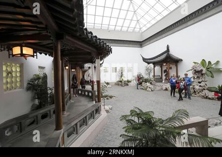 (170423) -- NEW YORK, 23. April 2017 -- Menschen besuchen den Astor Court im Metropolitan Museum of Art in New York, USA, 21. April 2017. Das Astor Court oder Ming Xuan wurde nach dem Vorbild eines Innenhofes im Garten des Meisters der Fischernetze, auf Chinesisch Wang Shi Yuan, in der chinesischen Stadt Suzhou von einem Team von 26 chinesischen Handwerkern fertiggestellt und 1981 der Öffentlichkeit zugänglich gemacht. Es ist der erste ständige kulturelle Austausch zwischen den Vereinigten Staaten und China. Obwohl der Hof nur eine Fläche von etwa 400 Quadratmetern einnimmt, stellte er die Quintessenz der Suzhou-Gärten aus Zickzack-Korridoren dar Stockfoto