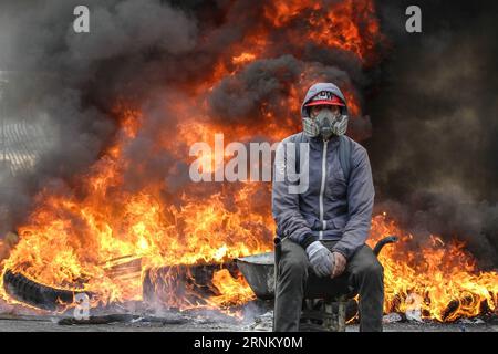 (170425) -- CARACAS, 25. April 2017 -- Ein Demonstrant nimmt am 24. April 2017 an einem Protest in Caracas, Venezuela, Teil. Die venezolanische Außenministerin Delcy Rodriguez forderte am Samstag eine echte und zugängliche weltweite Berichterstattung über die jüngste Lage in dem Land. Seit dem 1. April hat Venezuela sowohl von Regierungs- als auch von Oppositionsbefürwortern in Caracas und im ganzen Land heftige Proteste erlebt, die mindestens 15 Menschenleben gefordert haben. Boris Vergara) (da) (rtg) (yy) VENEZUELA-CARACAS-PROTEST e BorisxVergara PUBLICATIONxNOTxINxCHN Caracas April 25 2017 ein Demonstrant nimmt an einem Protest Teil Stockfoto