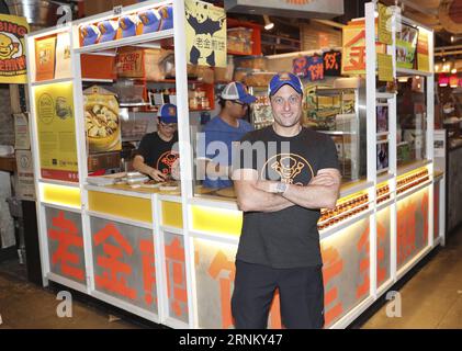 (170425) -- NEW YORK, 25. April 2017 -- Brian Goldberg posiert vor dem Kiosk von Mr. Bing im UrbanSpace Food Court in New York, USA, 17. April 2017. UrbanSpace in der Innenstadt von New York ist ein Ort, an dem weiße Kragen während ihrer Arbeitstage zum Mittagessen kommen. In den letzten Monaten haben sich Kunden immer vor einem Kiosk unter einem Banner mit chinesischen Schriftzeichen aufgestellt. Was dieser Kiosk verkauft, ist ein sehr authentisches chinesisches Essen in Nordchina - Jianbing oder der chinesische Krepe. Der Kiosk trägt den Namen Mr. Bing und gehört Brian Goldberg, der in New York geboren und aufgewachsen ist. Goldberg ist sehr aktiv Stockfoto