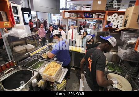 (170425) -- NEW YORK, 25. April 2017 -- Mitarbeiter arbeiten am Kiosk von Mr. Bing im UrbanSpace Food Court in New York, USA, 17. April 2017. UrbanSpace in der Innenstadt von New York ist ein Ort, an dem weiße Kragen während ihrer Arbeitstage zum Mittagessen kommen. In den letzten Monaten haben sich Kunden immer vor einem Kiosk unter einem Banner mit chinesischen Schriftzeichen aufgestellt. Was dieser Kiosk verkauft, ist ein sehr authentisches chinesisches Essen in Nordchina - Jianbing oder der chinesische Krepe. Der Kiosk trägt den Namen Mr. Bing und gehört Brian Goldberg, der in New York geboren und aufgewachsen ist. Goldberg ist sehr mit Chinesen verbunden Stockfoto