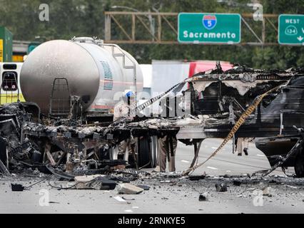 (170426) -- LOS ANGELES, 26. April 2017 -- Ein Polizist arbeitet am Tatort, nachdem ein Mehrfahrzeug auf einer Autobahn in der Nähe des Griffith Park in Los Angeles, USA, am 25. April 2017 abgestürzt war. Bei einem Feuerunglück mit zwei großen Rigs und mehreren Personenkraftwagen wurde eine Person getötet und neun weitere verletzt. und erzwang die Schließung des Golden State Freeway (5) in beide Richtungen) (gj) U.S.-LOS ANGELES-UNFALL ZhaoxHanrong PUBLICATIONxNOTxINxCHN Los Angeles April 26 2017 ein Polizist arbeitet AN DER Szene, nachdem ein Multi-Fahrzeug AUF einem Freeway in der Nähe des Griffith Park in Los Angeles der Vereinigten Staaten abgestürzt war Stockfoto