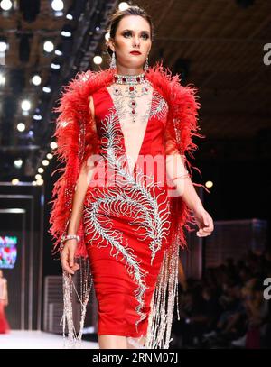 (170427) -- HO CHI MINH CITY, 27. April 2017 -- Ein Modell präsentiert eine Kreation des vietnamesischen Designers Do Long während der Vietnam International Fashion Week 2017 in Ho Chi Minh City, Vietnam, 27. April 2017. ) VIETNAM-HO CHI MINH CITY-FASHION-WOCHE HoangxThixHuong PUBLICATIONxNOTxINxCHN Ho Chi Minh CITY April 27 2017 ein Modell präsentiert eine Schaffung von vietnamesischen Designern tun lange während der Vietnam International Fashion Week 2017 in Ho Chi Minh City Vietnam April 27 2017 Vietnam Ho Chi Minh City Fashion Week PUBLICATIONxNOTxINxCHN Stockfoto