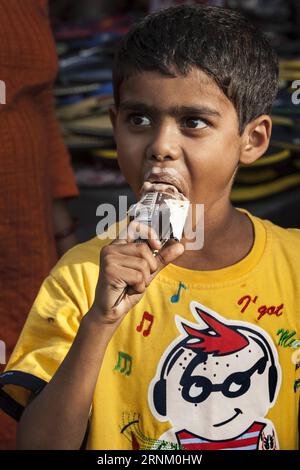 (170428) -- KOLKATA, 28. April 2017 -- ein indischer Junge isst am 28. April 2017 Eis in Kolkata, der Hauptstadt des ostindischen Bundesstaates Westbengalen. Das Indian Meteorological Department (IMD) sagte, dass das Wetter bis Juni in jeder meteorologischen Unterabteilung des Landes heißer als normal sein würde. (dtf) INDIEN-KOLKATA-WETTER TumpaxMondal PUBLICATIONxNOTxINxCHN Kolkata April 28 2017 zu Indian Boy isst EIS in Kolkata Hauptstadt des östlichen indischen Bundesstaates WESTBENGALEN AM April 28 2017 sagte das Indian Meteorological Department IMD, dass Thatcher WETTER wärmer als normal bis Juni in jeder Sitzung sein würde Stockfoto