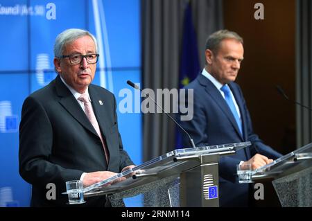 (170429) -- BRÜSSEL, 29. April 2017 -- der Präsident des Europäischen Rates Donald Tusk (R) und der Präsident der Europäischen Kommission Jean-Claude Juncker nehmen am 29. April 2017 an einer Pressekonferenz am EU-Hauptsitz in Brüssel, Belgien, Teil. Die Staats- und Regierungschefs der 27 Länder der Europäischen Union (EU) haben bei ihrem ersten offiziellen Treffen seit der britischen Auslösung des Artikels 50 im vergangenen Monat einstimmig die Leitlinien für Brexit-Verhandlungen mit Großbritannien angenommen, sagte Präsident Donald Tusk am Samstag. BELGIEN-BRÜSSEL-EU-LEADERS-OFFICIAL MEETING-BREXIT GongxBing PUBLICATIONxNOTxINxCHN Brüssel April 29 201 Stockfoto