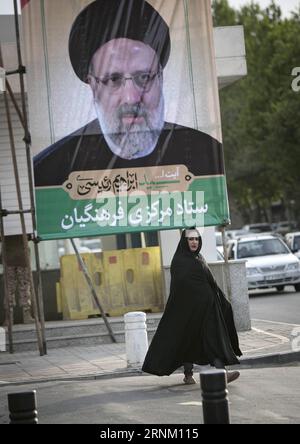 (170429) -- TEHERAN, 29. April 2017 -- Eine Frau geht am 29. April 2017 an einem Plakat des iranischen Präsidentschaftskandidaten Ebrahim Reisi in einer Straße in Maschhad im Nordosten Irans vorbei. Iranischer ranghoher Principlist, Ebrahim Reisi, meldete sich am 14. April für das bevorstehende Präsidentschaftsrennen im Iran an. IRAN-MASCHHAD-PRÄSIDENTSCHAFTSKANDIDATEN-EBRAHIM REISI AhmadxHalabisaz PUBLICATIONxNOTxINxCHN TEHERAN April 29 2017 eine Frau geht an einem Poster des iranischen Präsidentschaftskandidaten Ebrahim in einer Straße in Maschhad City im Nordosten Irans AM 29 2017. April vorbei Stockfoto