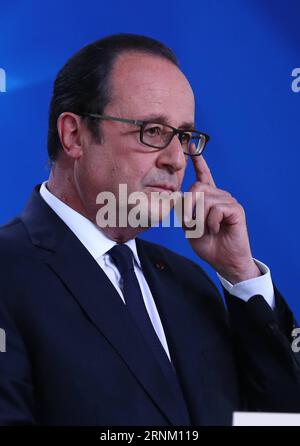 (170429) -- BRÜSSEL, 29. April 2017 -- der französische Präsident Francois Hollande nimmt am 29. April 2017 an einer Pressekonferenz am EU-Hauptsitz in Brüssel, Belgien, Teil. Die Staats- und Regierungschefs der 27 Länder der Europäischen Union (EU) haben bei ihrem ersten offiziellen Treffen seit der britischen Auslösung des Artikels 50 im vergangenen Monat einstimmig die Leitlinien für Brexit-Verhandlungen mit Großbritannien angenommen, sagte Präsident Donald Tusk am Samstag. BELGIEN-BRÜSSEL-EU-STAATS- UND REGIERUNGSCHEFS-OFFIZIELLES TREFFEN-BREXIT GongxBing PUBLICATIONxNOTxINxCHN Brüssel April 29 2017 der französische Präsident Francois Hollande nimmt an einem Pressekonferen Teil Stockfoto