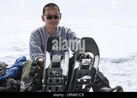 (170430) -- ÜRÜMQI, 30. April 2017 -- der Wissenschaftler Li Zhongqin, Leiter der Gletscherbeobachtungsstation des Tianshan-Gebirges der chinesischen Akademie der Wissenschaften (CAS), zeigt Stiefel für die wissenschaftliche Forschung am Urumqi-Quellgletscher Nr. 1 im Tianshan-Gebirge, der nordwestlichen chinesischen autonomen Region Xinjiang Uygur, 29. April 2017. Von April 27 bis 30 führten CAS-Wissenschaftler eine Körperuntersuchung des Urumqi-Quellgletschers Nr. 1 in den Tianshan-Bergen durch, einschließlich seiner Dicke, Temperatur, Albedo, Materialbilanz, Geschwindigkeit, um den sich verändernden Trend im letzten halben Jahrhundert zu analysieren. ) (zhs) CHINA-XIN Stockfoto