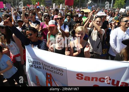 (170502) -- SAN FRANCISCO, 2. Mai 2017 -- Demonstranten versammeln sich am 1. Mai 2017 auf dem Justin Herman Plaza in San Francisco, USA. Tausende von Menschen versammelten sich und marschierten in San Francisco am Montag für die Demonstrationen zum Maitag, um sich für die Rechte von Arbeitern, Frauen und Einwanderern einzusetzen. ) (Zxj) U.S.-SAN FRANCISCO-MAI-TAG-DEMONSTRATIONEN LiuxYilin PUBLICATIONxNOTxINxCHN San Francisco 2. Mai 2017 Demonstranten versammeln sich auf dem Justin Herman Plaza in San Francisco den Vereinigten Staaten AM 1. Mai 2017 Tausende von Prominenten versammelten sich und marschierten in San Francisco AM Montag zur Demonstration zum Mai Stockfoto