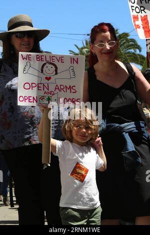 (170502) -- SAN FRANCISCO, 2. Mai 2017 -- Ein Junge wird am 1. Mai 2017 auf der Straße in San Francisco, USA, unter den Marschern gesehen. Tausende von Menschen versammelten sich und marschierten an mehreren Orten in San Francisco am Montag im Mai, um sich für die Rechte von Arbeitern, Frauen und Immigranten einzusetzen. ) (Zxj) U.S.-SAN FRANCISCO-MAY-DAY-DEMONSTRATIONEN LiuxYilin PUBLICATIONxNOTxINxCHN San FRANCISCO 2. Mai 2017 ein Junge IST Seen unter Marschern AUF der Straße in San Francisco die Vereinigten Staaten AM 1. Mai 2017 versammelten sich Tausende von Prominenten und marschierten an mehreren Orten in San Francisco AM Montag Stockfoto