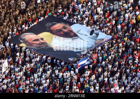 (170502) -- HAVANNA, 2. Mai 2017 -- die Menschen halten ein Foto des späten revolutionären Führers Fidel Castro (L) und des kubanischen Präsidenten Raul Castro während einer Parade zum Gedenken an den Internationalen Tag der Arbeiter auf dem Jose Marti-Revolutionsplatz in Havanna, Kuba, am 1. Mai 2017. ) (gl) CUBA-HAVANA-SOCIETY-INT L WORKERS DAY JoaquinxHernandez PUBLICATIONxNOTxINxCHN Stockfoto