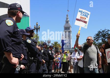 (170502) -- SAN FRANCISCO, 2. Mai 2017 -- Demonstranten marschieren am 1. Mai 2017 auf der Straße in San Francisco, USA. Tausende von Menschen versammelten sich und marschierten an mehreren Orten in San Francisco am Montag im Mai, um sich für die Rechte von Arbeitern, Frauen und Immigranten einzusetzen. ) (Zxj) U.S.-SAN FRANCISCO-MAI-TAG-DEMONSTRATIONEN LiuxYilin PUBLICATIONxNOTxINxCHN San Francisco 2. Mai 2017 Demonstranten marschieren entlang der Straße in San Francisco die Vereinigten Staaten AM 1. Mai 2017 versammelten sich Tausende von Prominenten und marschierten an mehreren Orten in San Francisco AM Montag im Mai Day dem Stockfoto