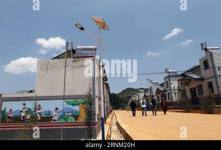 (170502) -- LUQUAN, 2. Mai 2017 -- Dorfbewohner gehen auf einer Betonstraße im Dorf Chushuiqing in Luquan Yi und Miao Autonomous County, südwestchinesische Provinz Yunnan, 1. Mai 2017. Im Jahr 2016 zogen die Dorfbewohner von Chushuiqing von den Lehmziegelhäusern, die sie jahrelang lebten, in neu gebaute Häuser mit Hilfe der Regierung. Luquan liegt in bergigen Gebieten und ist seit 31 Jahren eines der ärmsten Bezirke Chinas. Heute ist es eines der wichtigsten Schlachtfelder im Kampf gegen die Armut des Landes, zusammen mit anderen revolutionären Basen, Regionen ethnischer Minderheiten und Grenzgebieten. ) (wyl) CHI Stockfoto