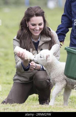 (170503) -- ARLINGHAM, 3. Mai 2017 () -- die britische Herzogin von Cambridge Catherine ernährt ein Lamm während eines Besuchs auf einer Farm, die von der Farms for City Children Charity in Arlingham, nahe Gloucester, Großbritannien, am 3. Mai 2017 betrieben wird. () -UK OUT- BRITAIN-ARLINGHAM-HERZOGIN VON CAMBRIDGE-CHARITY FARM-VISIT Xinhua PUBLICATIONxNOTxINxCHN 3. Mai 2017 Britain S Duchess of Cambridge Catherine füttert ein Lamm während eines Besuchs auf einer Farm, die von der Farms for City Children Charity in der Nähe von Gloucester Großbritannien AM 3. Mai 2017 betrieben wird Besuch des Bauernhofs XINHUA PUBLICATIONxNOTxINxCHN Stockfoto