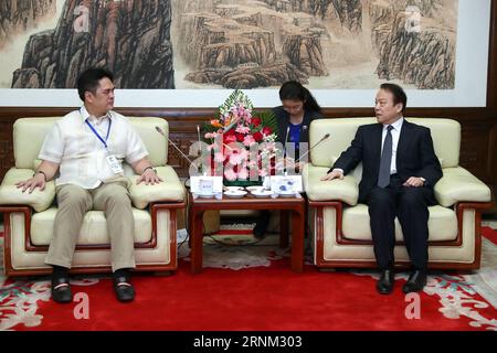 (170505) -- PEKING, 5. Mai 2017 -- He Ping (R), Chefredakteur der chinesischen Xinhua-Nachrichtenagentur, trifft sich mit Martin Andanar, Sekretär des Präsidialkommunikationsbüros der Philippinen, in Peking, der Hauptstadt Chinas, am 5. Mai 2017. ) (lfj) CHINA-BEIJING-XINHUA-PHILIPPINES-MEETING (CN) JuxPeng PUBLICATIONxNOTxINxCHN Peking 5. Mai 2017 der Chefredakteur der China S XINHUA Nachrichtenagentur trifft mit Martin Sekretär des Präsidialkommunikationsbüros der Philippinen in Peking Hauptstadt Chinas 5. Mai 2017 lfj China Peking XINHUA Philippinen Treffen JuxBLATIOT Stockfoto