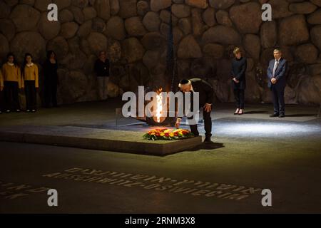 Themen der Woche Bilder des Tages (170507) -- JERUSALEM, 7. Mai 2017 -- Bundespräsident Frank-Walter Steinmeier (Front) besucht am 7. Mai 2017 das Yad-Vashem-Holocaust-Denkmal in Jerusalem. )(gl) MIDEAST-JERUSALEM-GERMANY-PRESIDENT-YAD VASHEM-VISIT GuoxYu PUBLICATIONxNOTxINxCHN Stockfoto