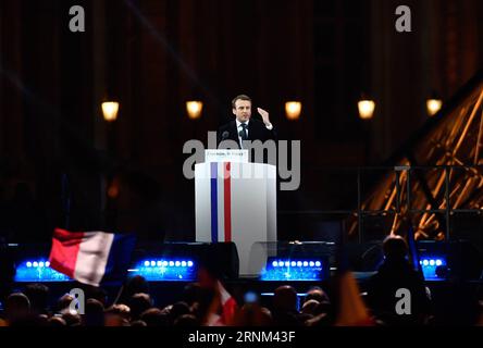 Stichwahl in Frankreich - Emmanuel Macron nach der Wahl (170507) -- PARIS, 7. Mai 2017 -- Emmanuel Macron hält am 7. Mai 2017 eine Rede vor dem Louvre Museum in Paris, Frankreich. Der Zentristenkandidat Emmanuel Macron gewann am Sonntag die Stichwahl bei den französischen Präsidentschaftswahlen und besiegte seine rechtsextreme Rivale Marine Le Pen, so die nach der Abstimmung veröffentlichten Prognosen der Wahlbehörden. ) FRANKREICH-PARIS-PROJECTIONS-PRÄSIDENTIELLE WAHL-MACRON-GEWÄHLTE FRANZÖSISCHE PRÄSIDENT ChenxYichen PUBLICATIONxNOTxINxCHN Runoff Wahl in Frankreich Emmanuel Macron nach der Wahl Paris 7. Mai 2017 Emmanuel Mac Stockfoto