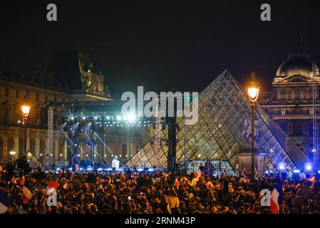 Stichwahl in Frankreich - Emmanuel Macron nach der Wahl (170507) -- PARIS, 7. Mai 2017 -- Emmanuel Macron hält am 7. Mai 2017 eine Rede vor dem Louvre Museum in Paris, Frankreich. Der Zentristenkandidat Emmanuel Macron gewann am Sonntag die Stichwahl bei den französischen Präsidentschaftswahlen und besiegte seine rechtsextreme Rivale Marine Le Pen, so die nach der Abstimmung veröffentlichten Prognosen der Wahlbehörden. ) FRANKREICH-PARIS-PROJECTIONS-PRÄSIDENTIELLE WAHL-MACRON-GEWÄHLTE FRANZÖSISCHE PRÄSIDENT ChenxYichen PUBLICATIONxNOTxINxCHN Runoff Wahl in Frankreich Emmanuel Macron nach der Wahl Paris 7. Mai 2017 Emmanuel Mac Stockfoto