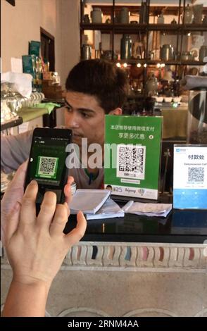 (170508) -- PEKING, 8. Mai 2017 () -- Ein Kunde zahlt mit WeChat in einer Bar in Chiang Mai, Thailand, 18. April 2017. In China ist es üblich, kein Bargeld zu nehmen und mit einem Smartphone zu bezahlen, das mit Chinas Alipay- oder WeChat-Apps installiert ist. Mit einem Smartphone können die Menschen fast alles bezahlen, wie Shopping, Autoreparatur, Taxizahlung und Krankenhausanmeldung. In vielen anderen Ländern entwickelt sich die Bezahlung mit Alipay und WeChat zu einem neuen Trend. Die Muttergesellschaft von Alipay, Ant Financial Services Group oder Ant Financial, hat mehr als 200 Millionen Benutzer in 25 Ländern und Regionen. Wechat, China Stockfoto