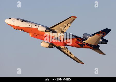 Ein McDonnell Douglas DC-10 airtanker fährt vom Gateway Airport ab, um bei einem Lauffeuer schwer fallen zu können. Stockfoto