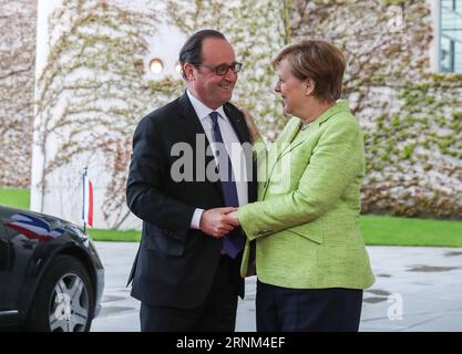 (170508) -- BERLIN, 8. Mai 2017 -- Besuch des französischen Präsidenten Francois Hollande (L) Gespräche mit der deutschen Bundeskanzlerin Angela Merkel in Berlin, Hauptstadt Deutschlands, am 8. Mai 2017. Der scheidende französische Präsident Francois Hollande besuchte Deutschland und traf sich am Montag mit Bundeskanzlerin Angela Merkel. DEUTSCHLAND-BERLIN-FRANKREICH-PRÄSIDENT-BESUCH ShanxYuqi PUBLICATIONxNOTxINxCHN Stockfoto